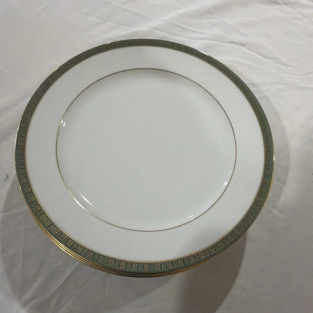 Tradition Fine China By Apollo. 4 Dinner‎ Plates set . Never Used. Display Only.